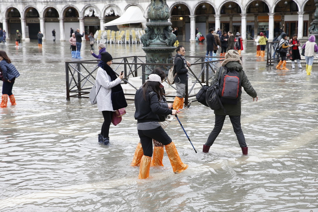 Venezia sommersa, barche e gondole devastate per la città
