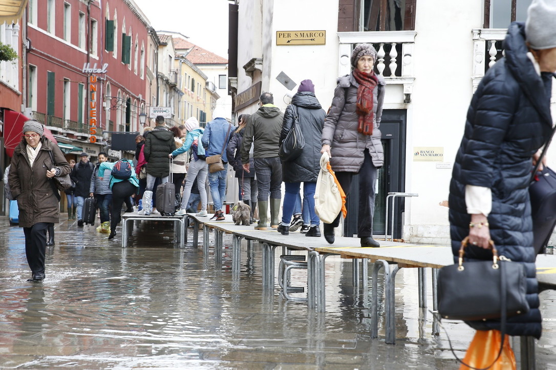 Venezia sommersa, barche e gondole devastate per la città