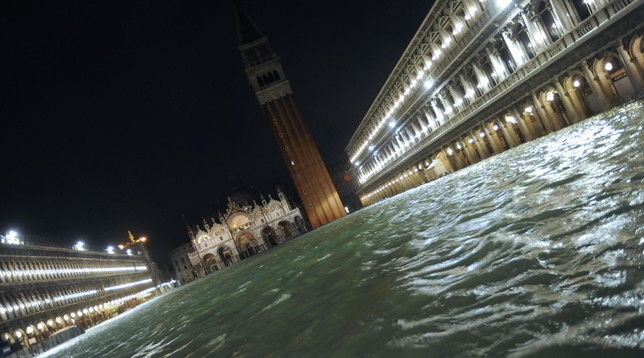 venezia devastata alta marea barche gondole cronaca