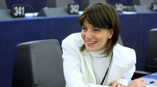 lara comi, personaggi