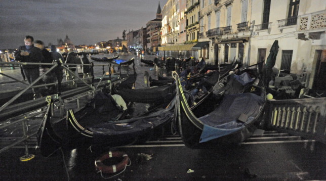 venezia devastata alta marea barche gondole cronaca