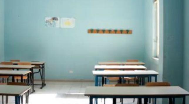 scuola generica, banchi, classe