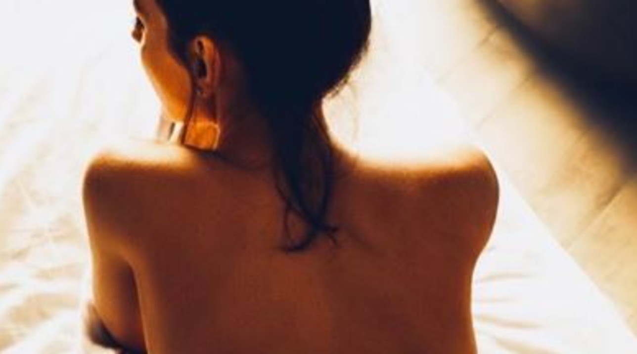 Anna Tatangelo per mostrare i tattoo resta in topless