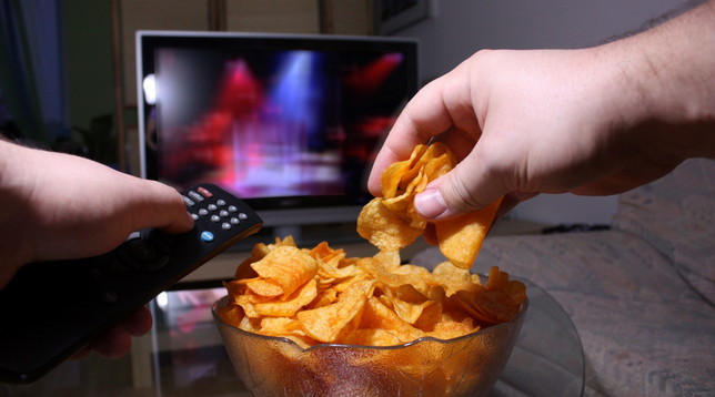 Donne, cibo spazzatura, cibo, patatine, tv, fame nervosa