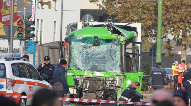 Milano incidente filobus camion rifiuti