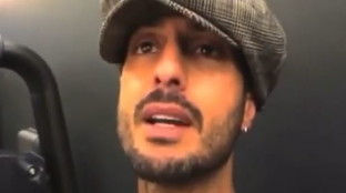 Fabrizio Corona torna sui social con un nuovo look