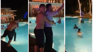 Favino e Totti festeggiano alle Maldive con un tuffo abbracciati