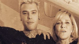 A difendere Fedez sui social ci pensa... mamma!