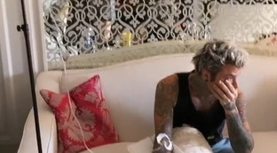Malore in un hotel a Dubai, Fedez con la flebo