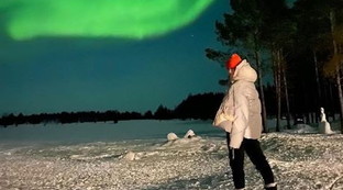 Francesca Fioretti fa una dedica ad Astori davanti all'aurora boreale