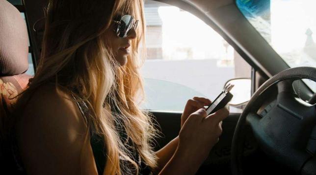telefonino,cellulare,smartphone,guida,volante,auto,automobile,macchina,