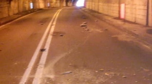Calcinacci cadono da volta galleria nella Bergamasca, colpita un'auto