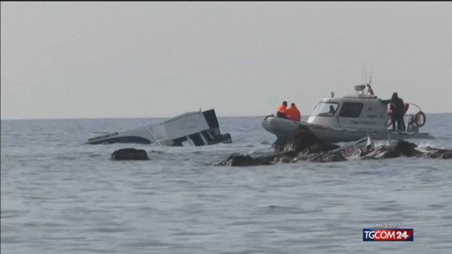 Migranti, si rovescia un altro barcone: 12 morti