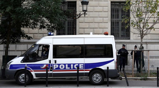 parigi polizia francia accoltellamento agenti