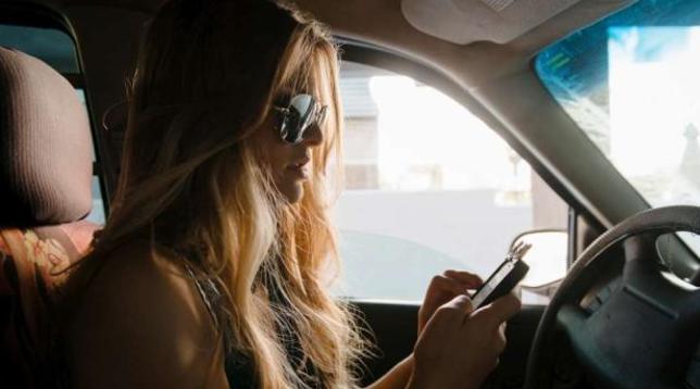 telefonino,cellulare,smartphone,guida,volante,auto,automobile,macchina,