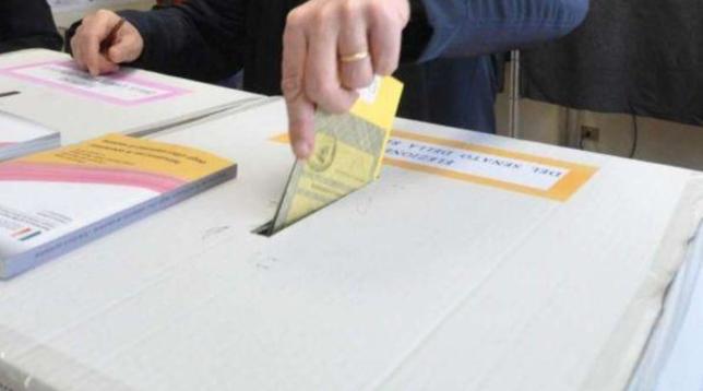 Pier Luigi Bersani voto elezioni urne seggio