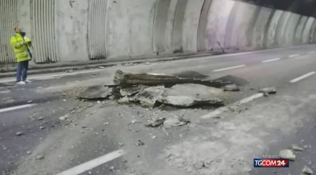 Crollo in A26, il pm valuta il reato di attentato alla sicurezza dei trasporti