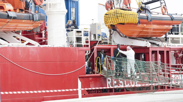 ocean viking pozzallo sbarco migranti
