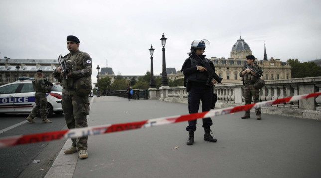 parigi polizia francia accoltellamento agenti