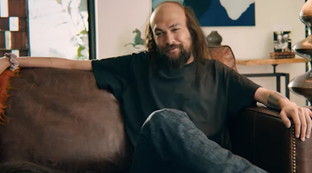 Jason Momoa come non l'avete mai visto: basso, magrino e pelato... per uno spot