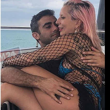 Lady Gaga avvinghiata al suo nuovo amore: ecco lo scatto social