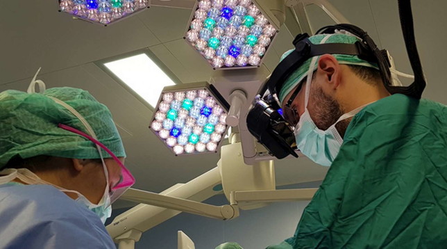 Chirurgia, a Bologna il primo intervento al mondo con la realtà aumentata