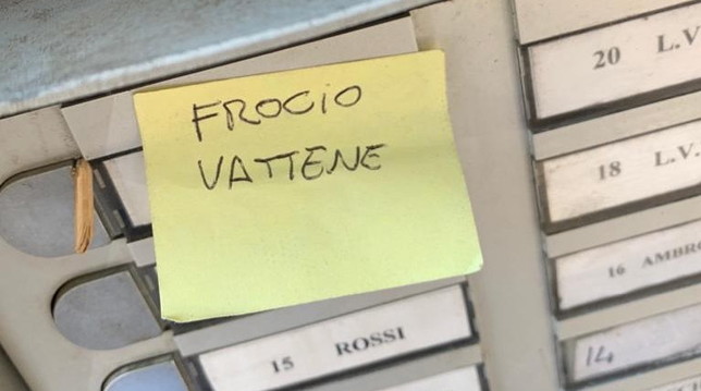 Roma, scritta omofoba sul citofono di Luca Tommassini