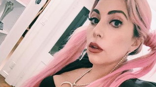 Lady Gaga annuncia il tour negli stadi e intanto posta selfie con il nuovo fidanzato