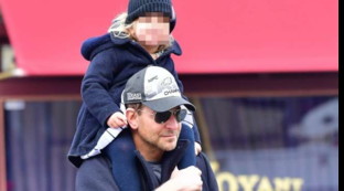 Bradley Cooper &egrave; il migliore (e il pi&ugrave; sexy) pap&agrave; di Hollywood