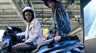 eQooder, quattro ruote, assetto scooter e trazione elettrica