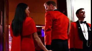 Standing ovation per Meghan e Harry, innamorati... in red