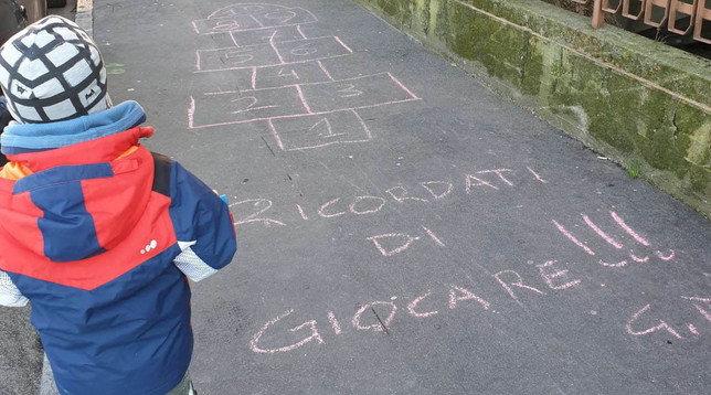 Milano, scuola crea un marciapiede-lavagna per tenere uniti gli alunni