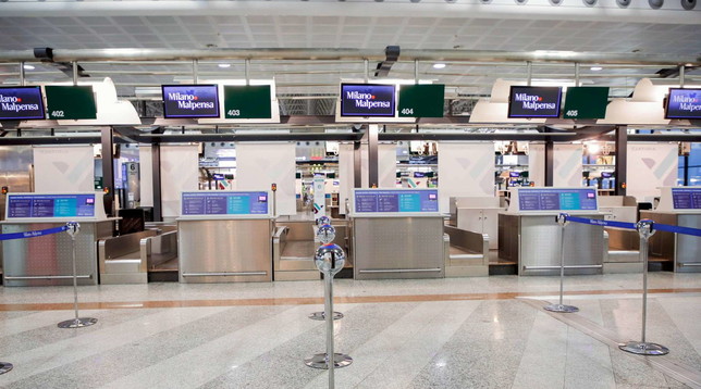 Alitalia ferma i voli su Malpensa e limita Linate | Decreto, scontro tra governo e regioni | I governatori: subito un tavolo | P.civile:  