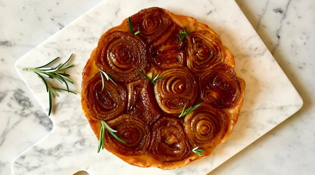 Torta salata rovesciata con cipolle caramellate