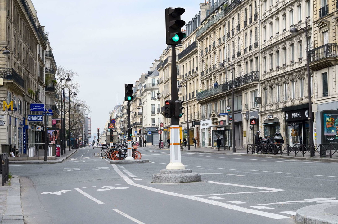 Coronavirus, Francia: 100.000 agenti per monitorare rispetto misure, Parigi deserta