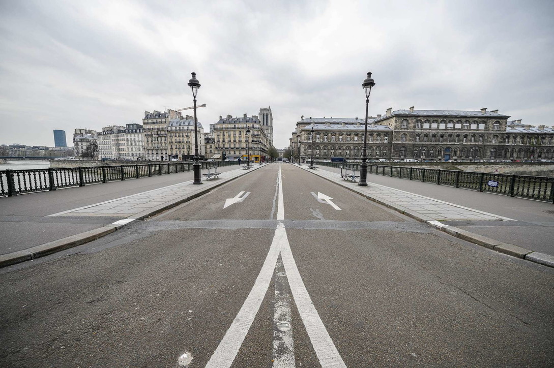 Coronavirus, Francia: 100.000 agenti per monitorare rispetto misure, Parigi deserta