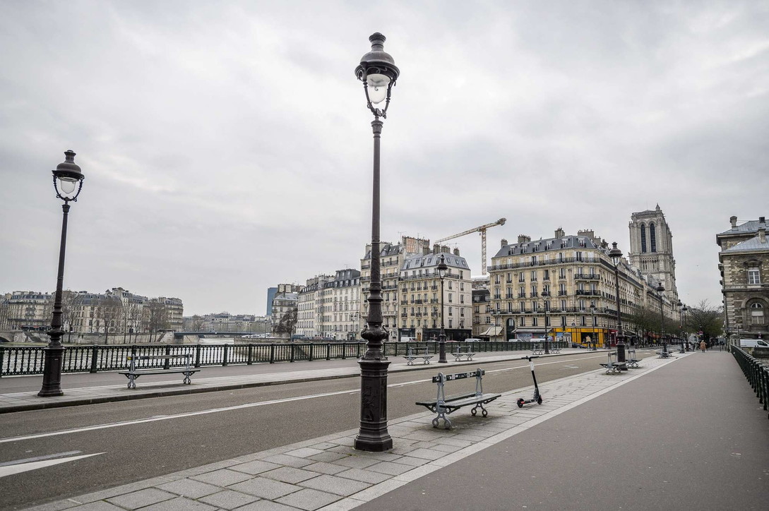 Coronavirus, Francia: 100.000 agenti per monitorare rispetto misure, Parigi deserta