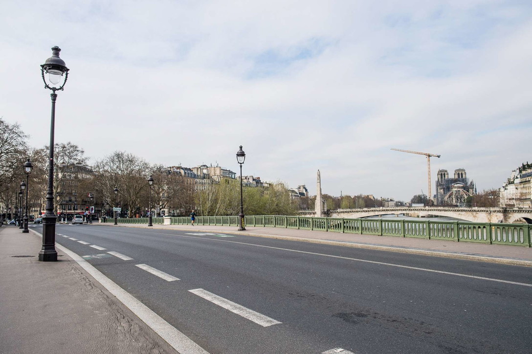 Coronavirus, Francia: 100.000 agenti per monitorare rispetto misure, Parigi deserta