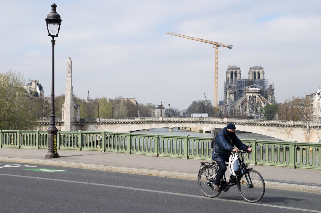 Coronavirus, Francia: 100.000 agenti per monitorare rispetto misure, Parigi deserta
