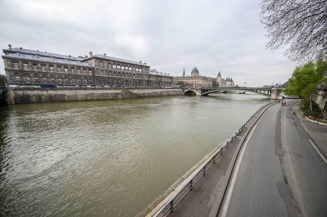 Coronavirus, Francia: 100.000 agenti per monitorare rispetto misure, Parigi deserta