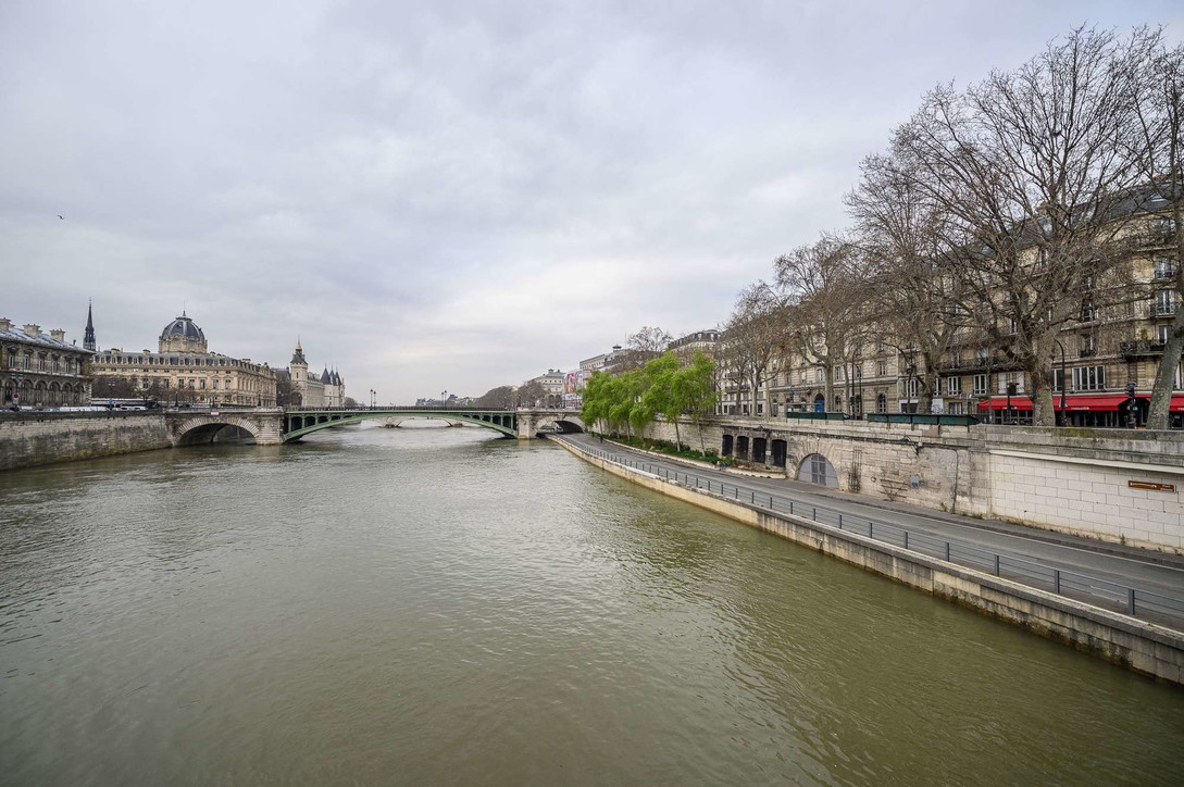 Coronavirus, Francia: 100.000 agenti per monitorare rispetto misure, Parigi deserta