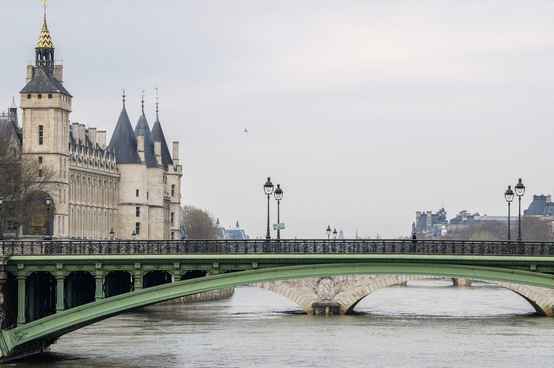 Coronavirus, Francia: 100.000 agenti per monitorare rispetto misure, Parigi deserta