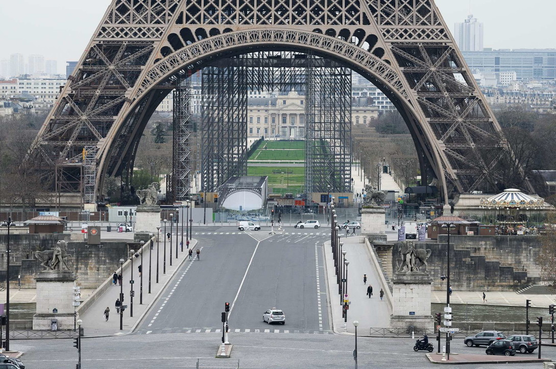 Coronavirus, Francia: 100.000 agenti per monitorare rispetto misure, Parigi deserta