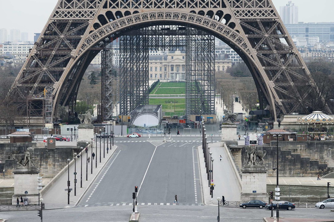 Coronavirus, Francia: 100.000 agenti per monitorare rispetto misure, Parigi deserta