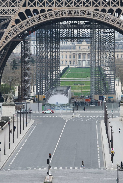Coronavirus, Francia: 100.000 agenti per monitorare rispetto misure, Parigi deserta