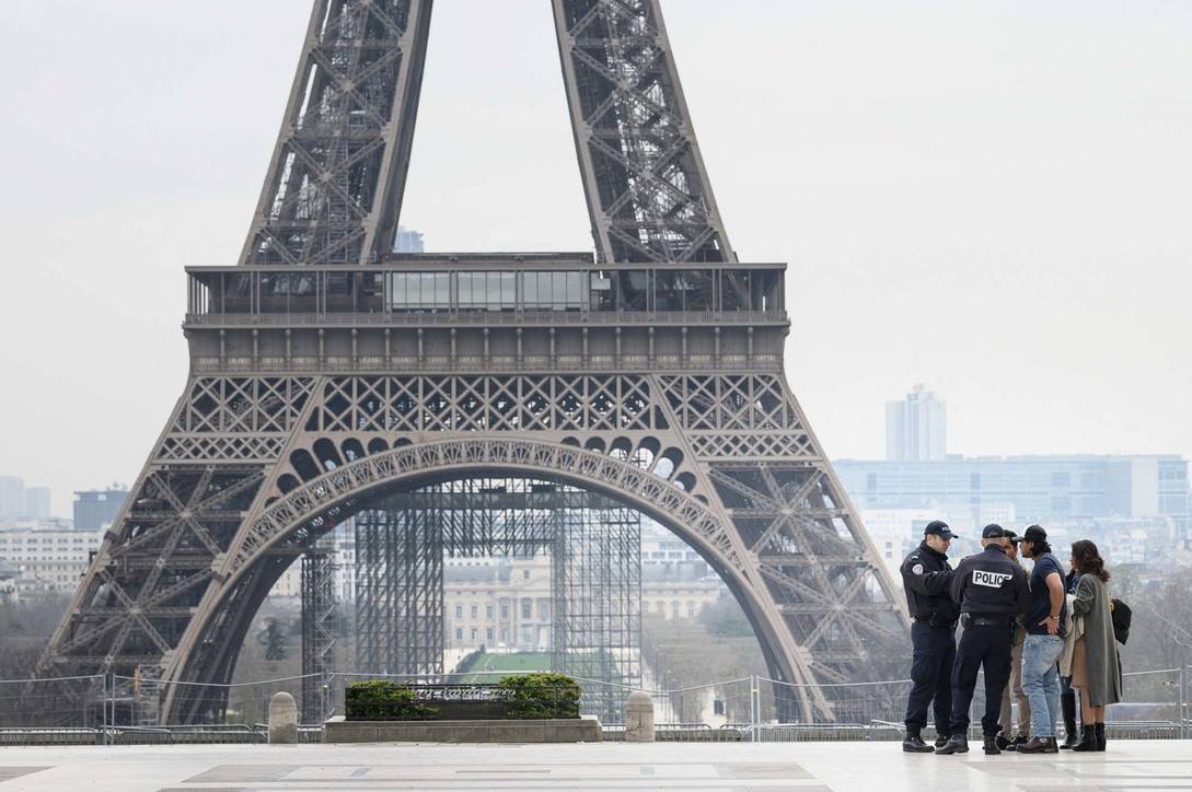 Coronavirus, Francia: 100.000 agenti per monitorare rispetto misure, Parigi deserta