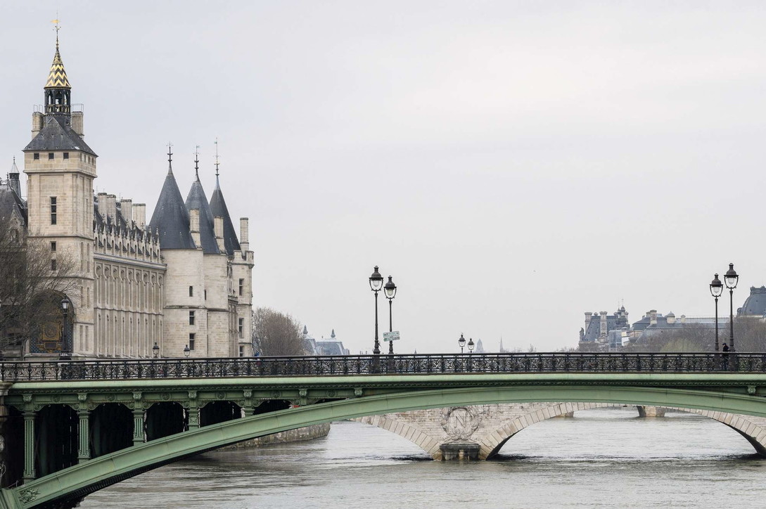 Coronavirus, Francia: 100.000 agenti per monitorare rispetto misure, Parigi deserta