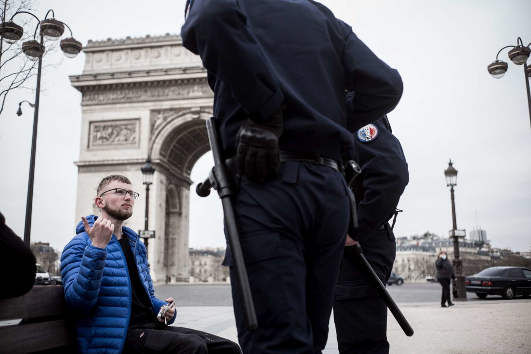 Coronavirus, Francia: 100.000 agenti per monitorare rispetto misure, Parigi deserta