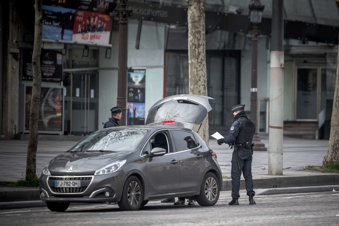 Coronavirus, Francia: 100.000 agenti per monitorare rispetto misure, Parigi deserta