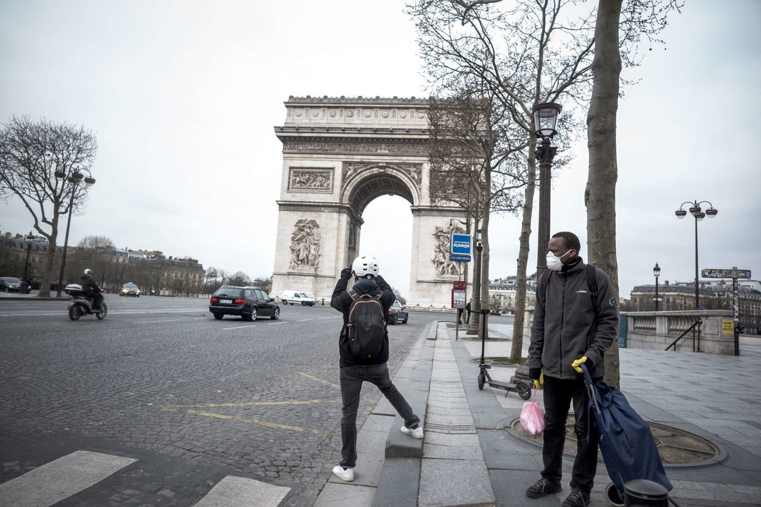 Coronavirus, Francia: 100.000 agenti per monitorare rispetto misure, Parigi deserta